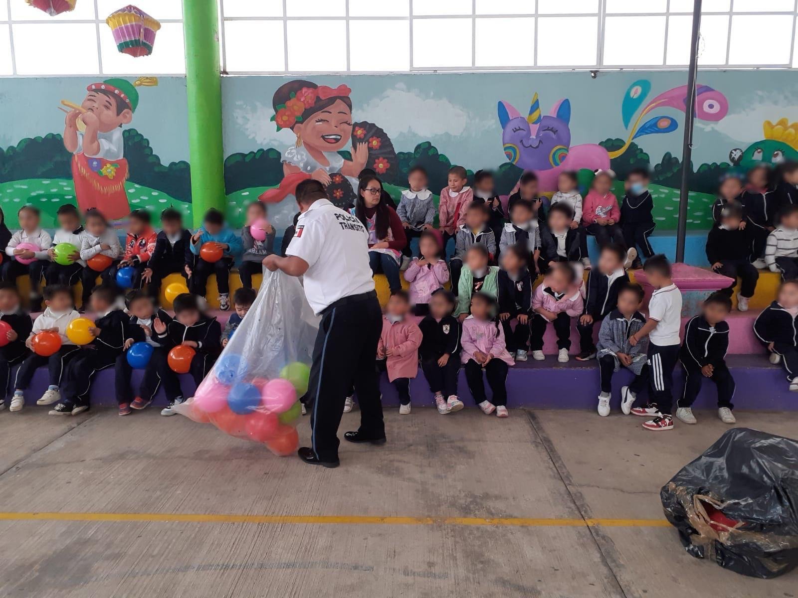 Policías de la Secretaría de Seguridad Pública y Vialidad Municipal regalan juguetes en comunidades de Teziutlán