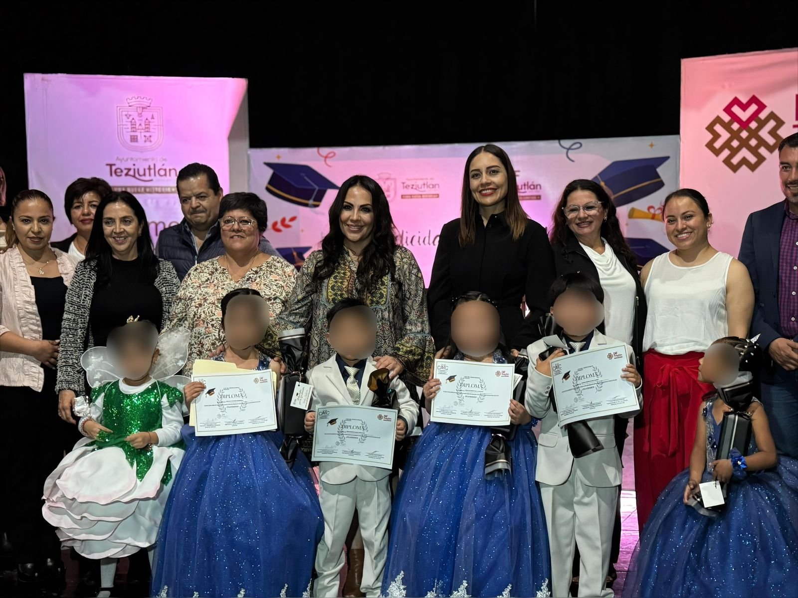 Karla Martínez celebra emotiva graduación de los CAICs en Teziutlán