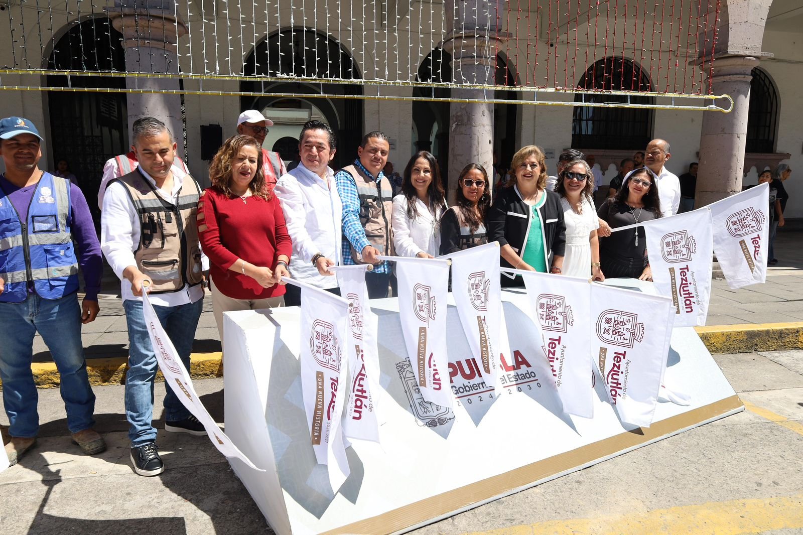 Karla Martínez da banderazo de Inicio a trabajo de limpieza del drenaje sanitario a todo Teziutlán.